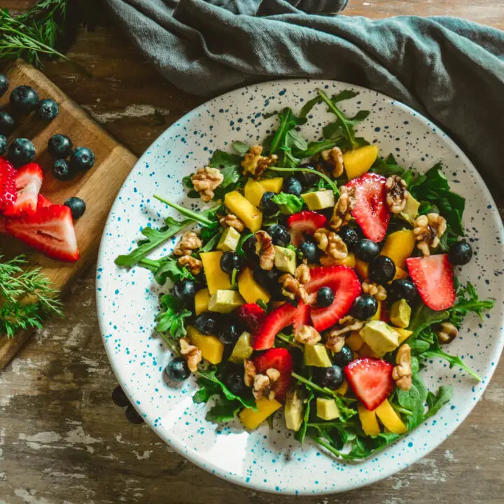 Arugula Salad with Strawberries and Spicy Vinaigrette - Calm Eats