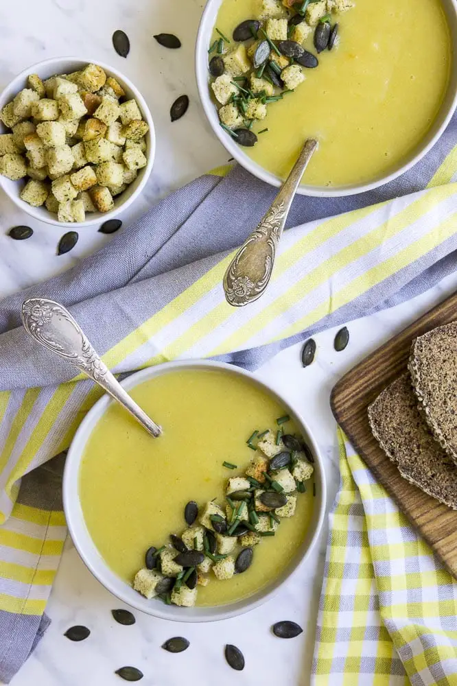 Cauliflower soup with seeds