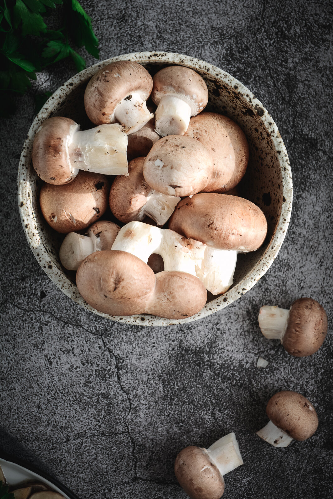 Raw mushrooms 