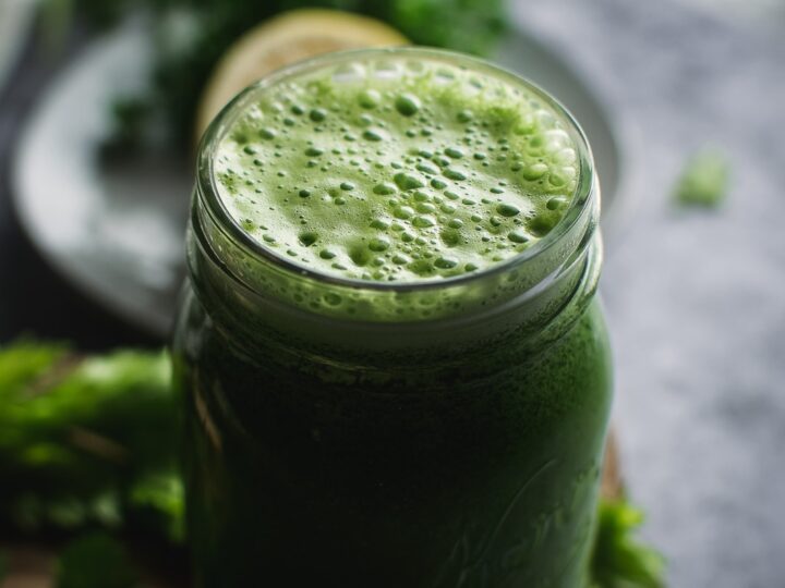 Super Green Detoxifying Parsley and Cilantro Smoothie - Calm Eats