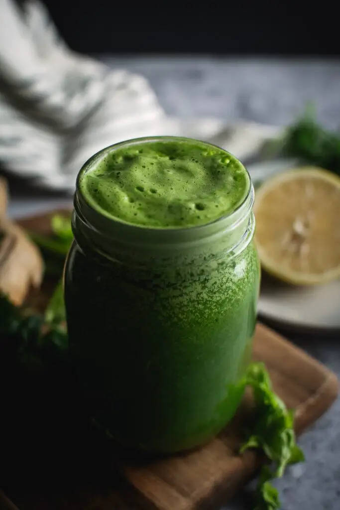 Super Green Detoxifying Parsley and Cilantro Smoothie - Calm Eats