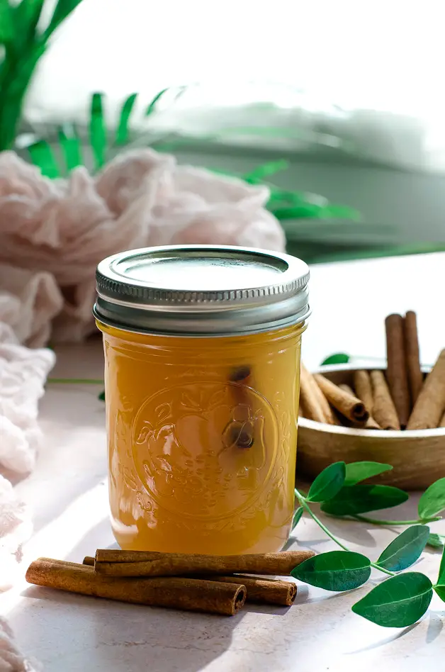 apple cider vinegar mason jar with cinnamon sticks