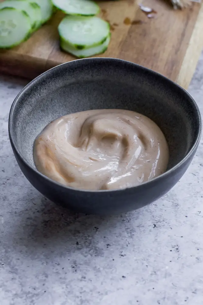 bow lof creamy beige sauce